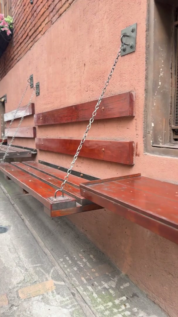 Banco suspenso em cabos — detalhe