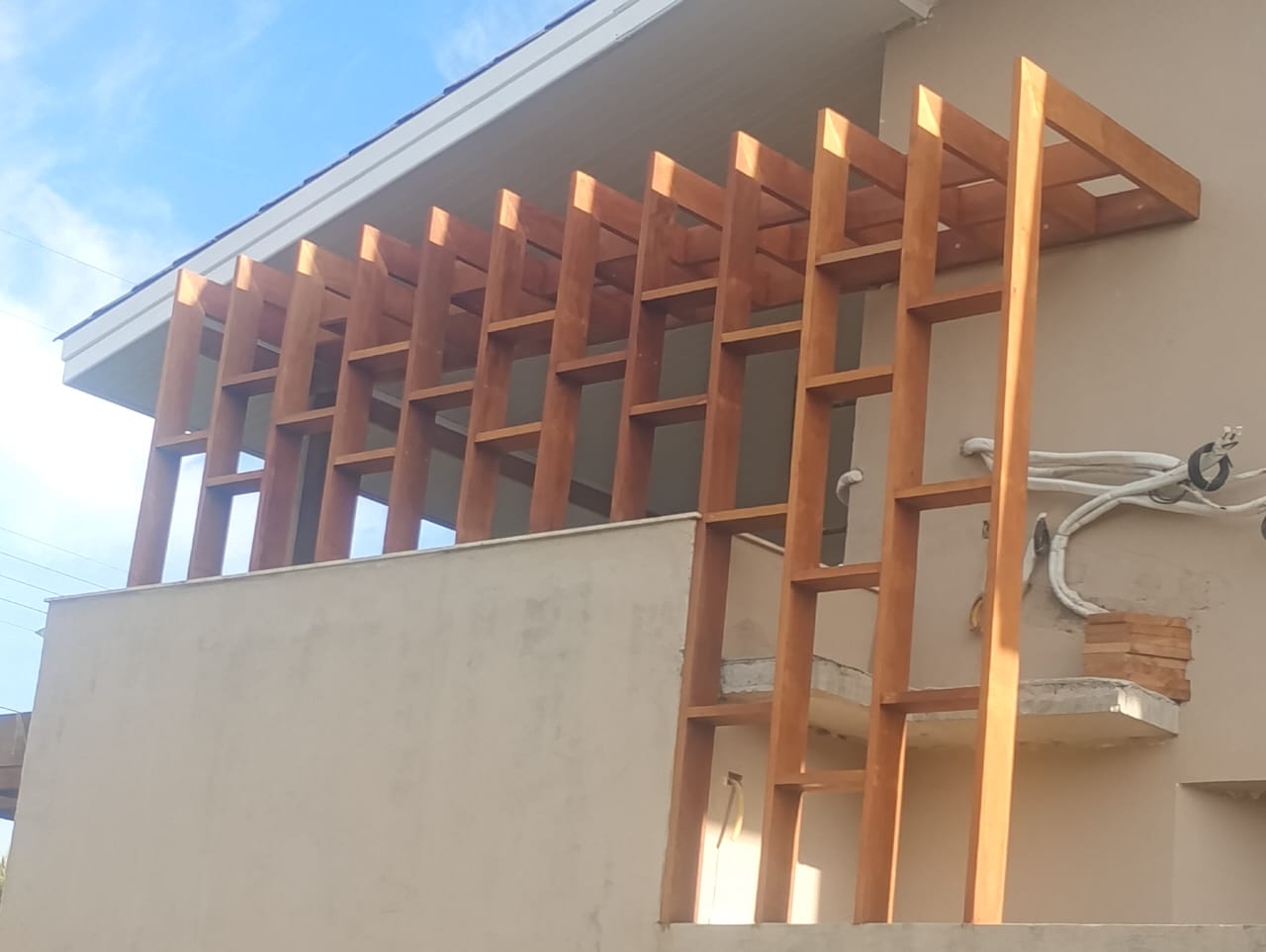 Pergolado ripado em madeira na fachada