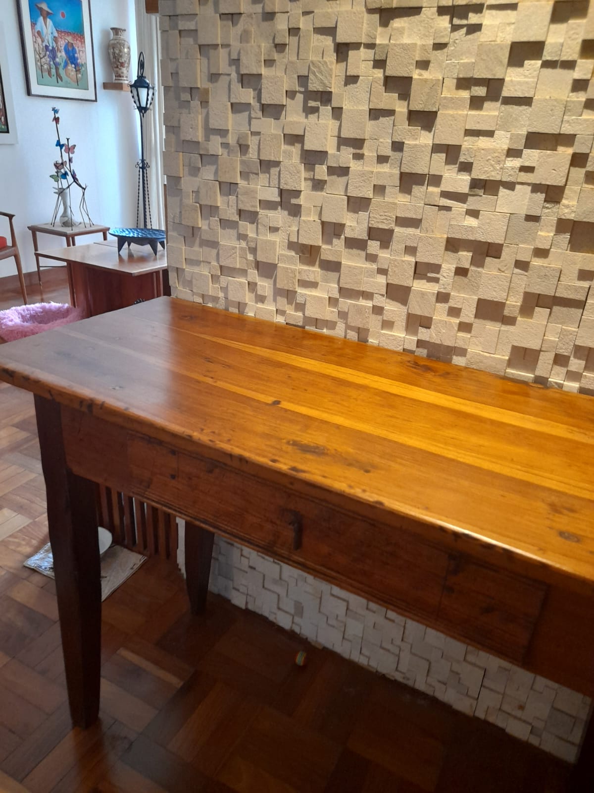 Mesa de jantar em madeira maciça com pés torneados