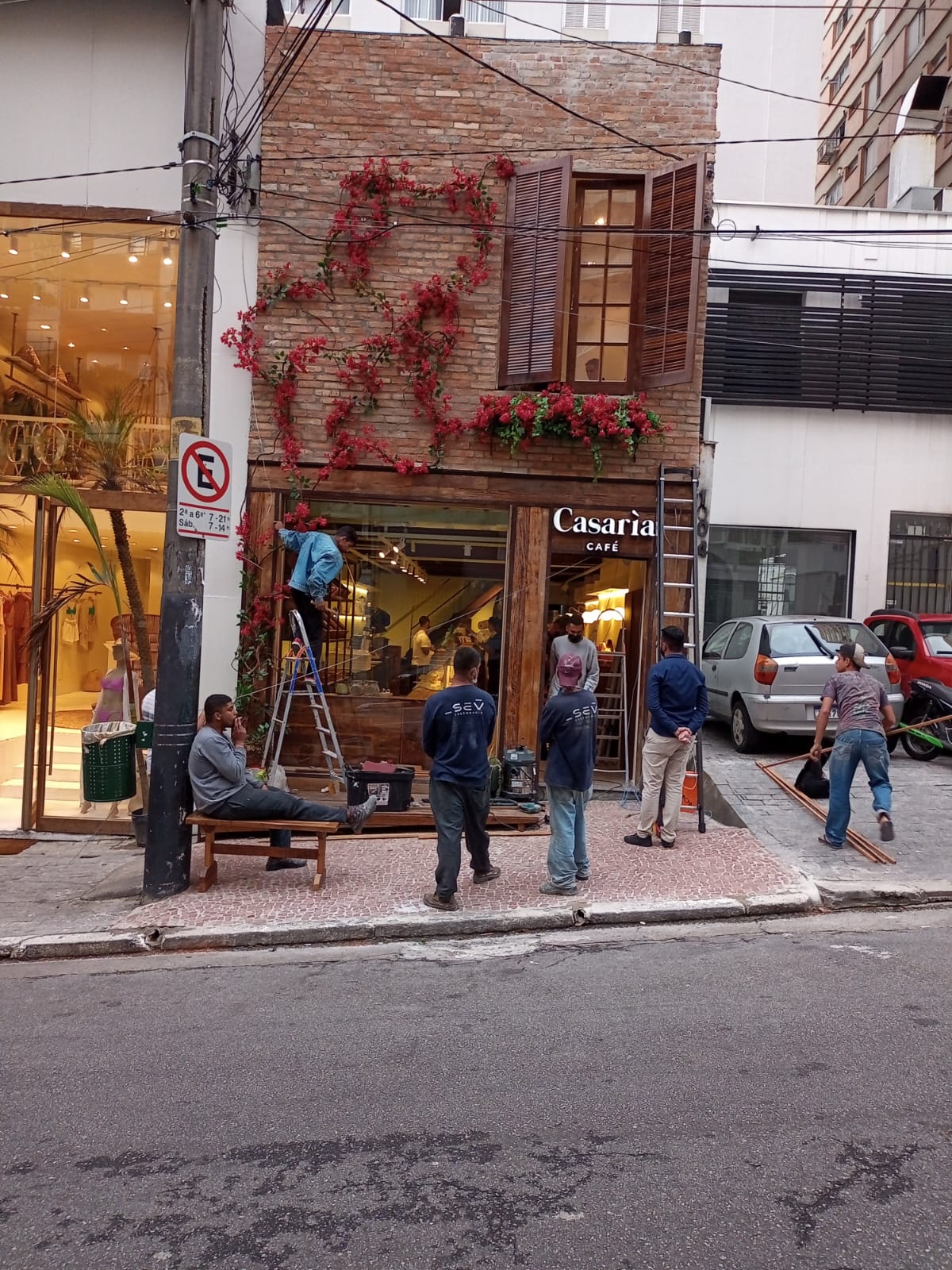 Instalação da fachada em madeira — Casaria