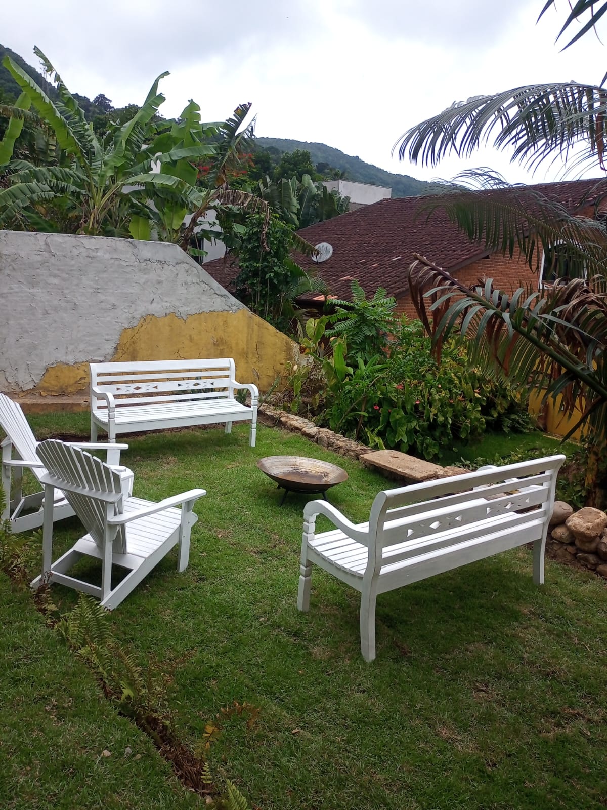 Conjunto de bancos e cadeira em madeira pintada de branco