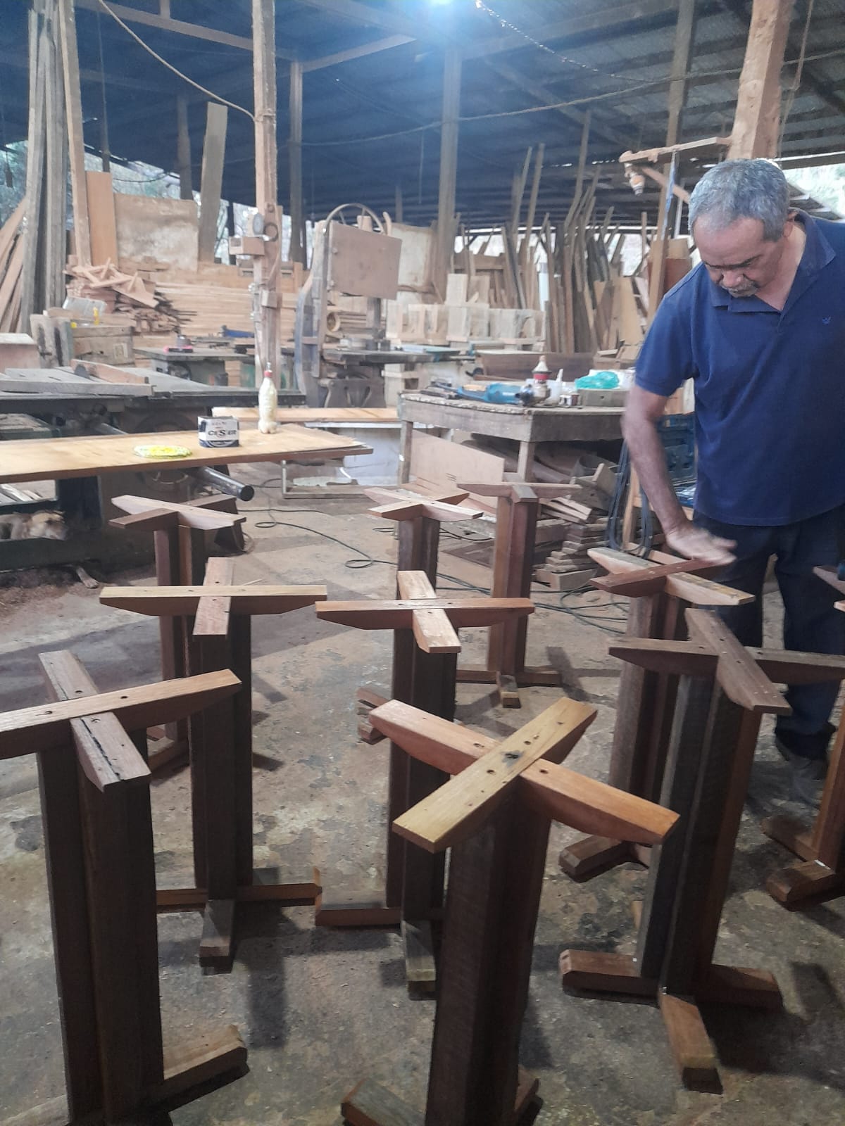 Bases de mesa em madeira em produção na marcenaria — Levena