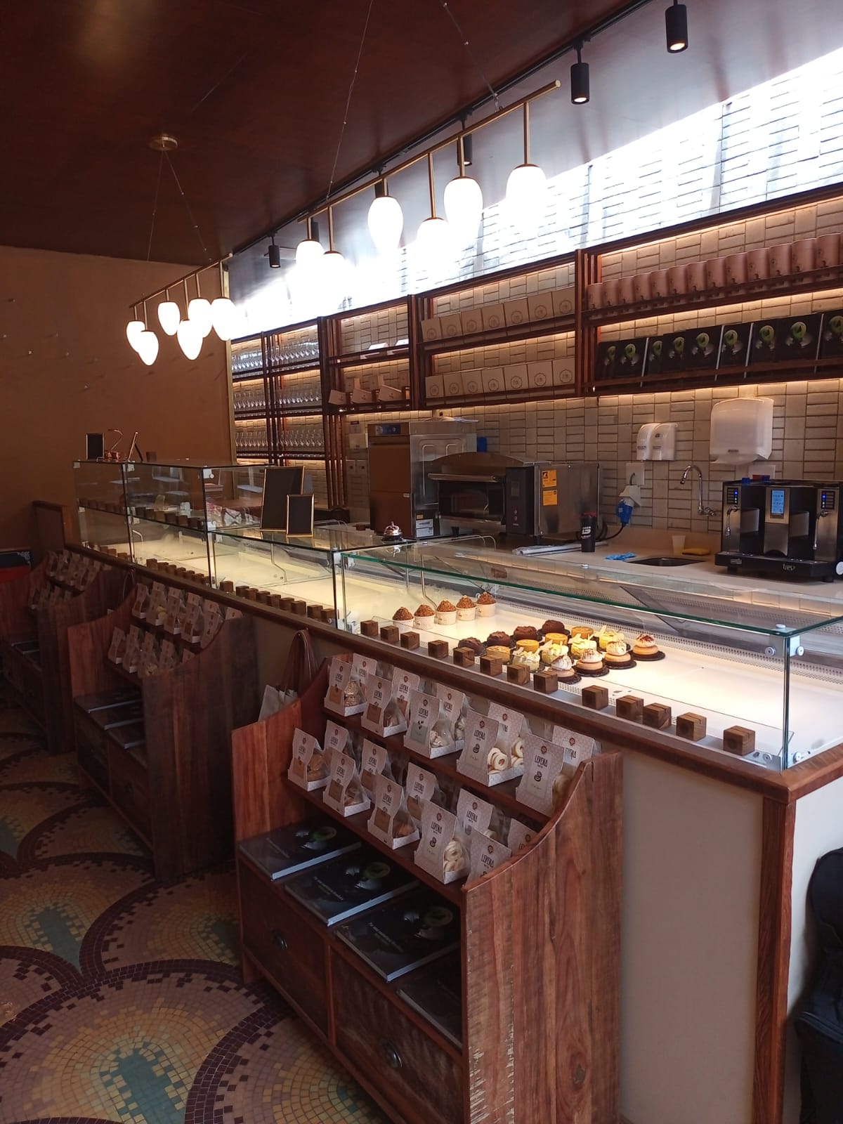 Balcão da confeitaria Levena em madeira com vitrines de vidro