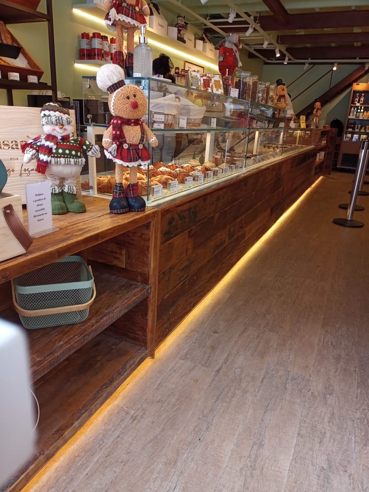 Balcão da confeitaria em madeira de demolição — Casaria