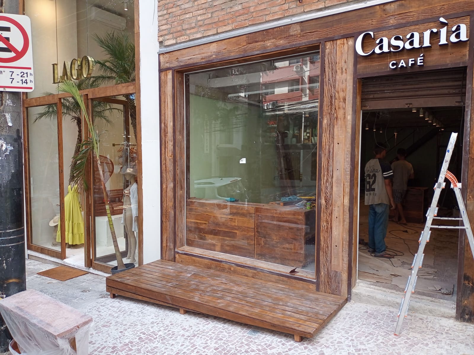 Vitrine, deck e esquadrias em madeira — Casaria