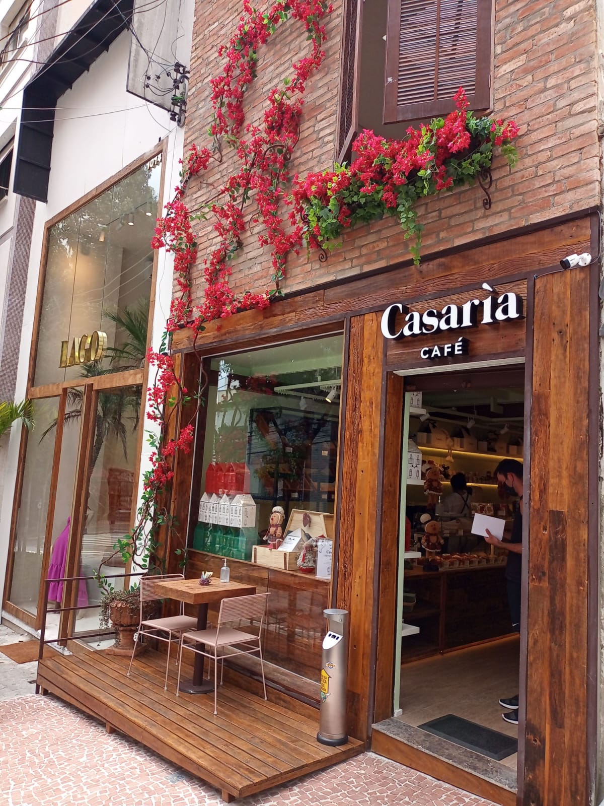 Fachada do Casaria Café em madeira de demolição