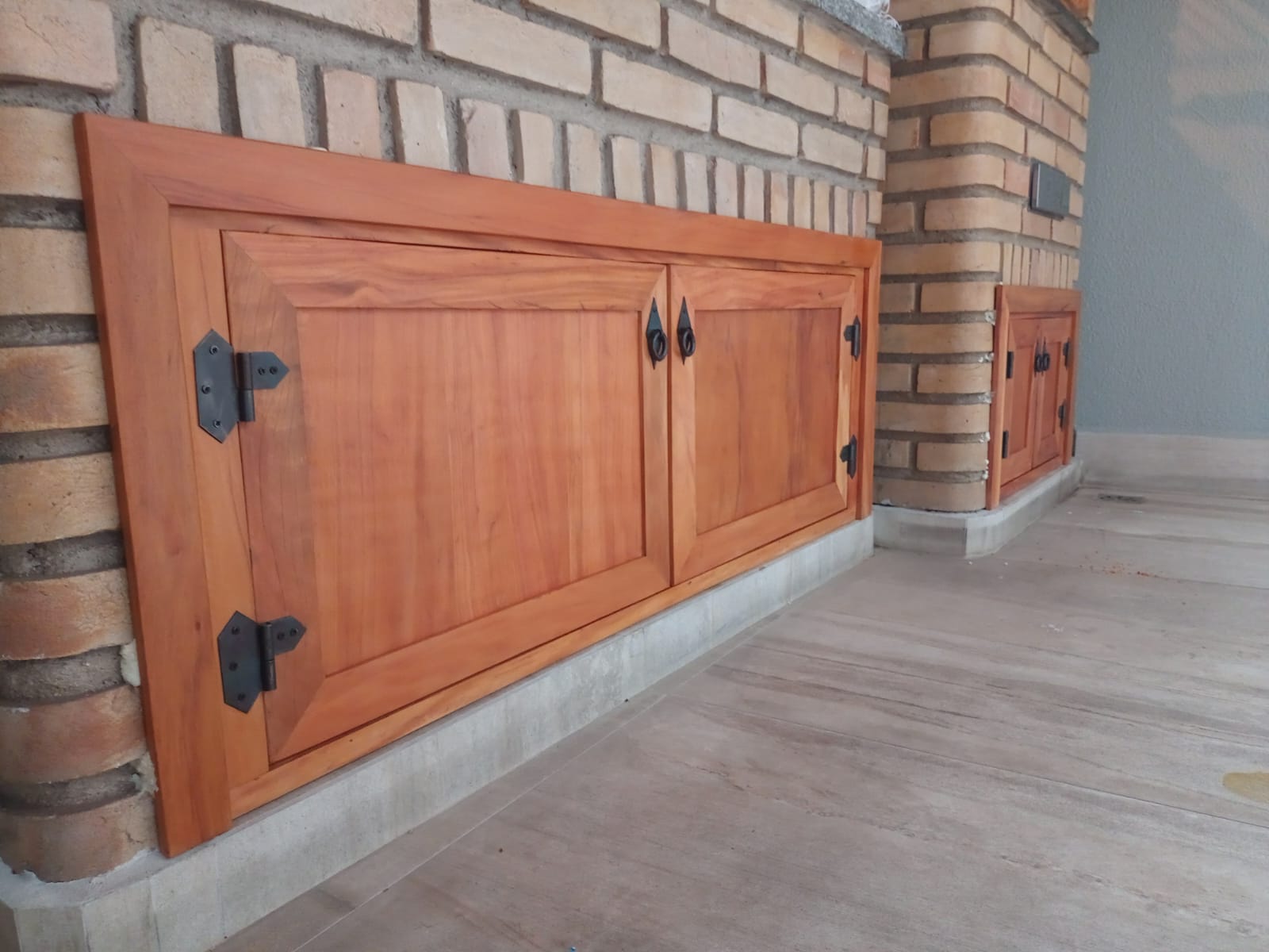 Portas de armário externo em madeira com ferragens de ferro